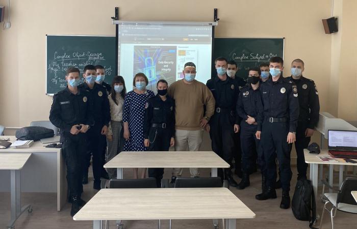 Бінарне заняття з іноземної мови про безпеку особистих даних в інформаційних системах