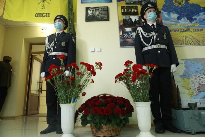 В університеті відкрито меморіальну дошку на честь пам’яті загиблого на сході України випускника університету Дмитра Пругла 