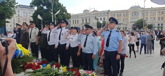 Представники університету поклали квіти до пам’ятника Незалежності України з нагоди 25-ї річниці Конституції  України 
