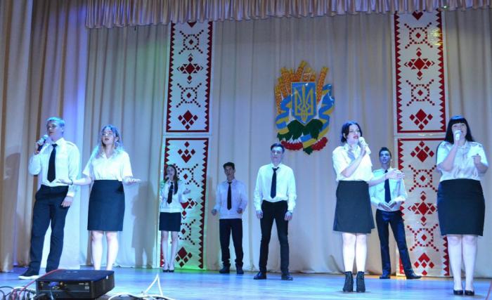 Курсанти Кременчуцького льотного коледжу привітали молодь зі святами 