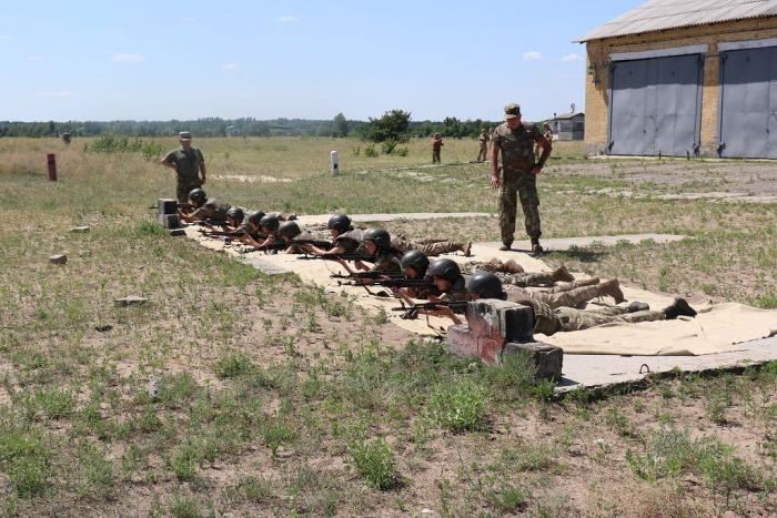 Слухачі кафедри військової підготовки ХНУВС пройшли навчальні стрільби