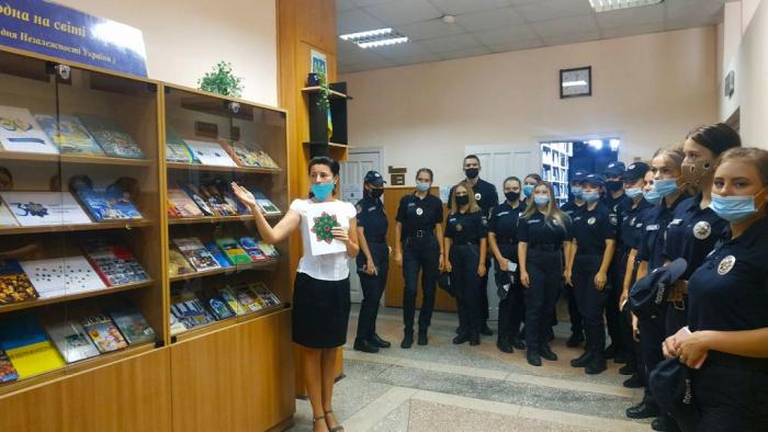 Першокурсники ознайомилися з книжково-ілюстративною експозицією «Лише одна на світі Україна»