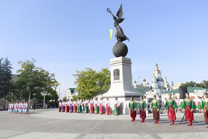 Урочисте покладання квітів до монументу Незалежності 