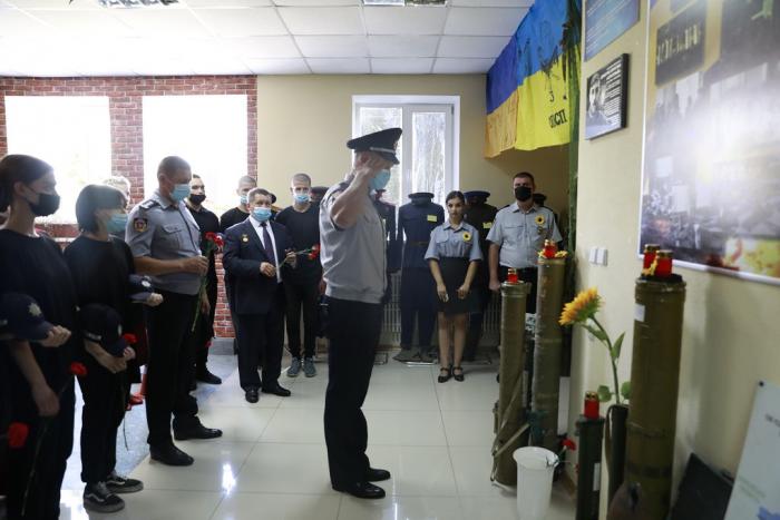 У День захисників України працівники університету поклали квіти до меморіальної дошки випускника вишу Дмитра Пругла