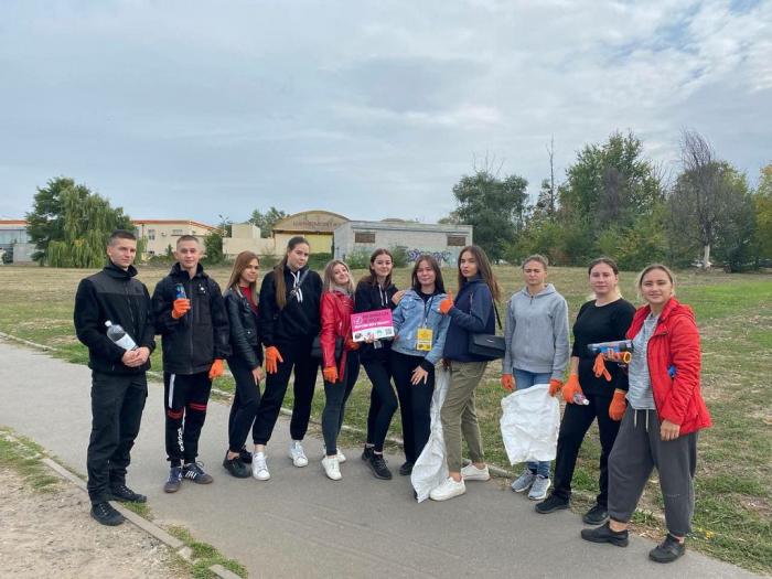 Учасники Школи наукового лідерства взяли участь у загальноміській екологічній акції з нагоди Всесвітнього дня прибирання