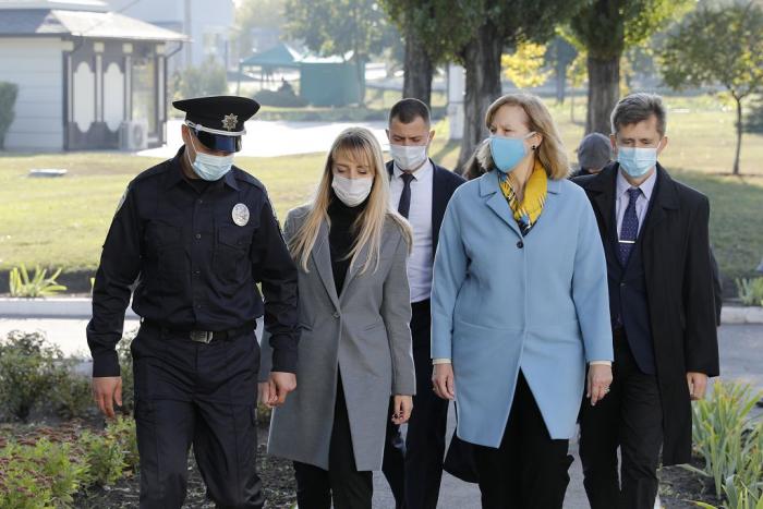 Заступниця Міністра МВС Катерина Павліченко та повірена у справах Посольства США в Україні Крістіна Квін ознайомилися з навчальною та матеріально-технічною базою університету