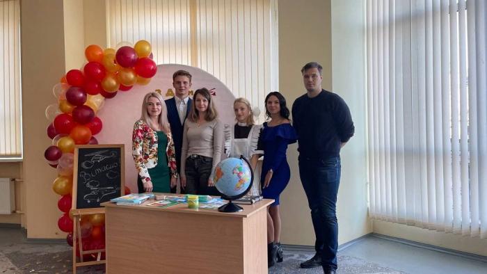 До Дня працівників освіти у коледжі відбувся святковий концерт