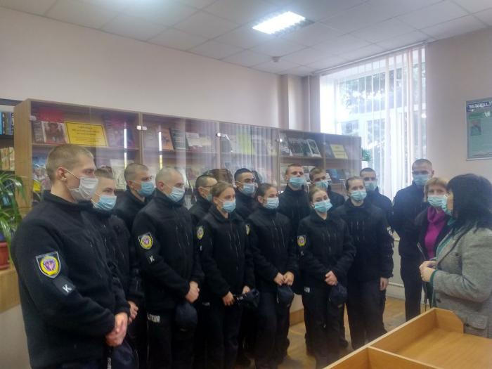 Курсанти університету ознайомилися з виставкою до Дня захисника та захисниць України