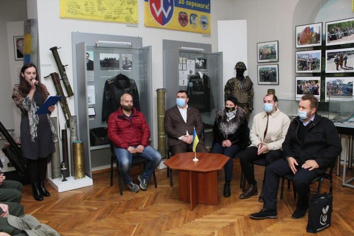 «Слава незламним захисникам!» 