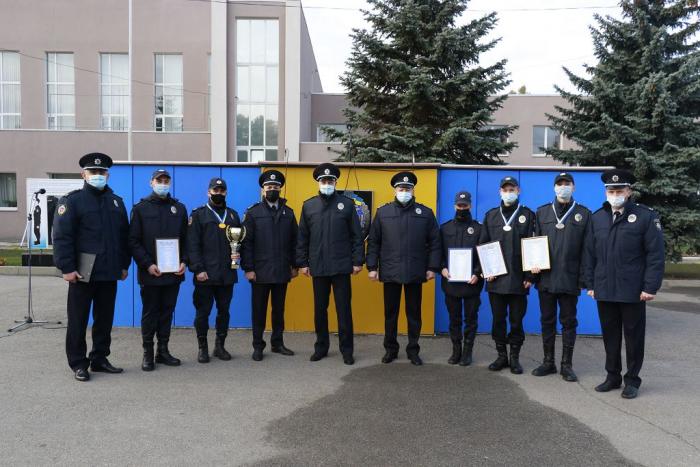 Перший проректор університету Дмитро Швець вручив нагороди спортсменам – призерам чемпіонату з легкої атлетики