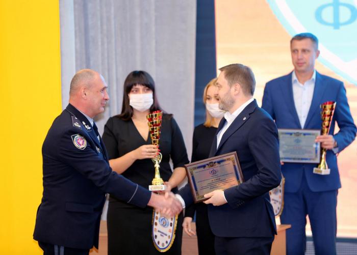 Міністр внутрішніх справ вручив Кубок переможця «Динаміади 2021» ректору ХНУВС 