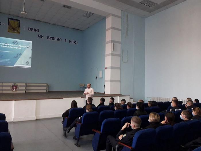 Зустріч учасників Школи наукового лідерства ХНУВС з координатором проєктів та науковим співробітником Харківського офісу Фонду Конрада Аденауера