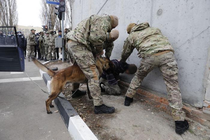 У ХНУВС проведено заняття спільно з представниками Кінологічного центру