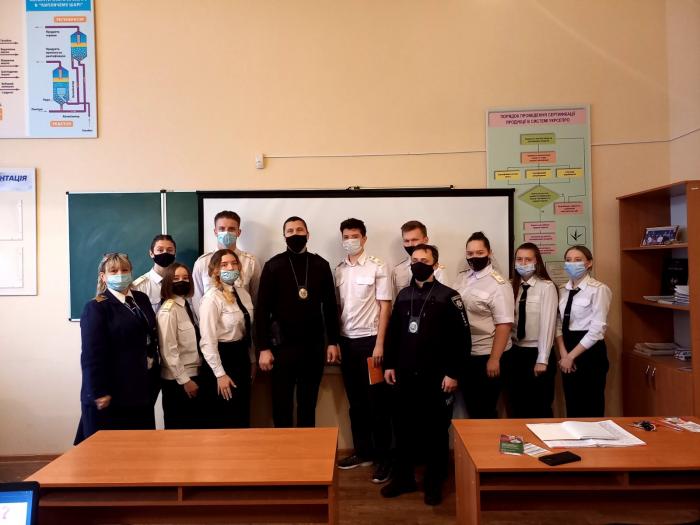 Для курсантів льотного коледжу проведено виховний захід за участі патрульних поліції Кременчука