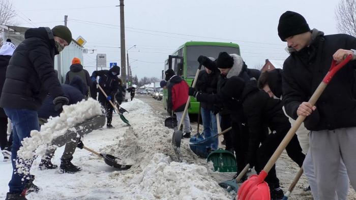 Курсанти ХНУВС допомагають місту долати наслідки негоди
