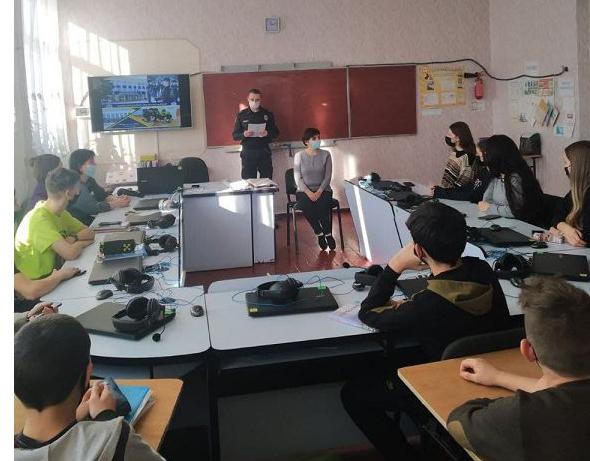 Курсанти університету проводять профорієнтаційні зустрічі та правопросвітницькі тренінги