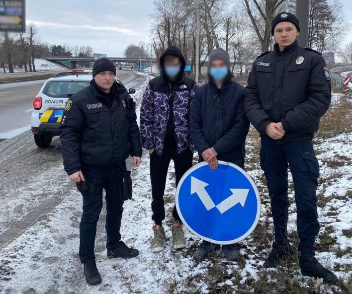 Курсанти університету допомогли розшукати осіб, які причетні до псування дорожнього знаку