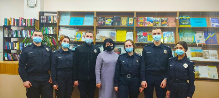 Курсанти і студенти ХНУВС ознайомилися з виставкою до Дня Соборності України