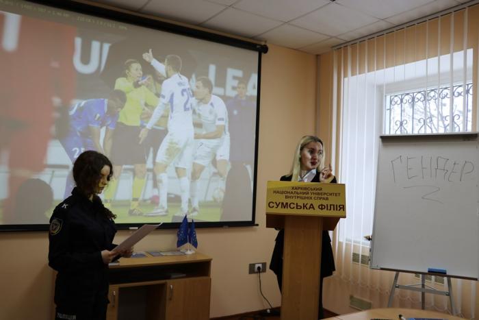 У Сумській філії відбулася дискусія «Жінка має силу»