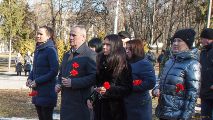 Працівники льотного коледжу вшанували учасників бойових дій на території інших держав покладанням квітів