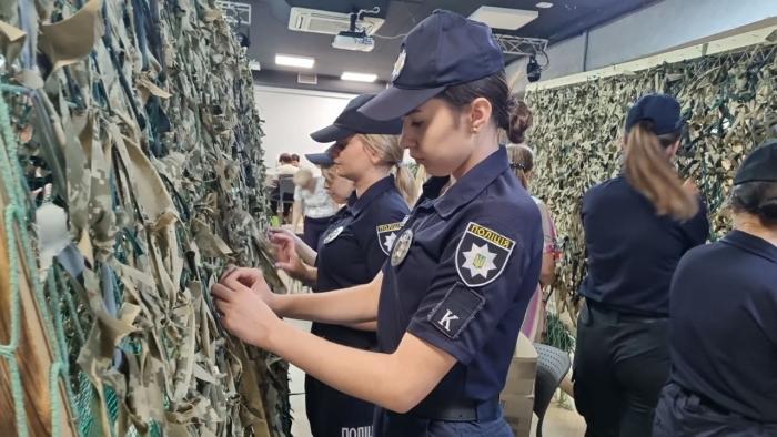 Курсанти університету допомагають у плетінні маскувальних сіток