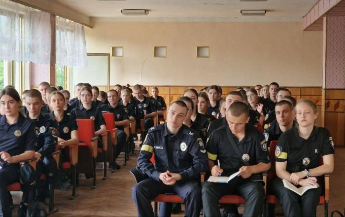 Інформаційно-просвітницьку годину для курсантів провели практичні працівники поліції 