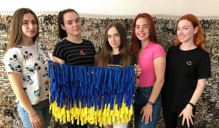 Курсантки факультету № 4 готують захисні сітки для ЗСУ
