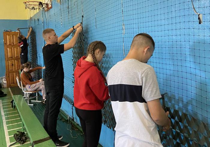 Курсанти ХНУВС допомагають волонтерам у плетінні сіток для ЗСУ