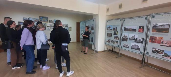 Розпочато екскурсії за виставкою про визначні місця Вінничини