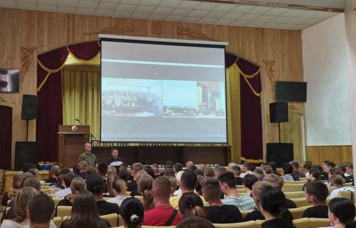 Курсанти університету поспілкувалися з представником Збройних Сил України