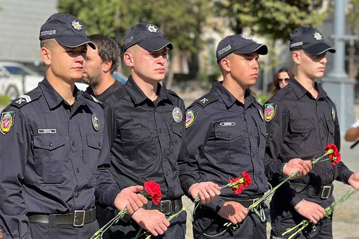 Курсанти університету поклали квіти до пам’ятника захисникам і захисницям України