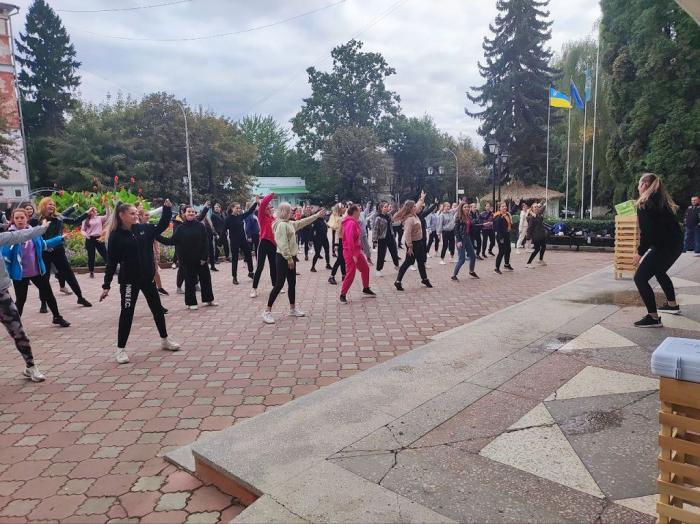 Курсантки університету взяли участь у флешмобі «Рух заради життя»