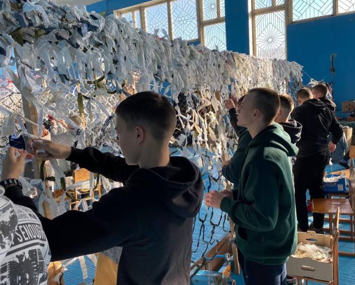 Маскувальні сітки для ЗСУ руками волонтерів ХНУВС