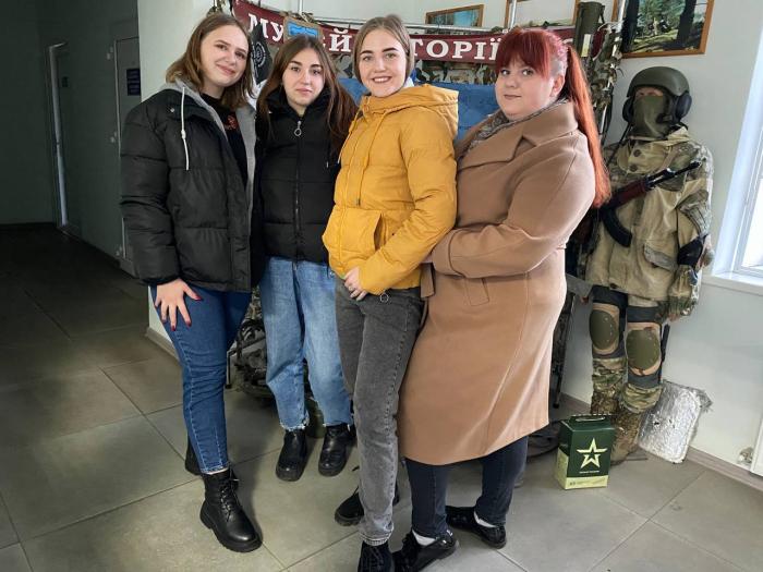 Волонтерки-першокурсниці виготовляють окопні свічки