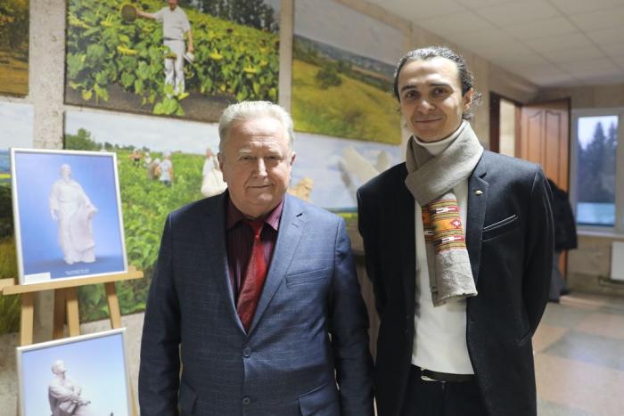 Професор Олександр Юхно про виставку скульптур Олексія Леонова «Світоч людства»