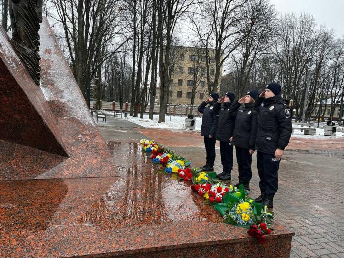 День Гідності і Свободи: курсанти Сумської філії ХНУВС поклали квіти до пам’ятника Героям Небесної Сотні