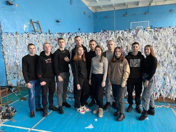 Волонтерство: курсанти допомагають плести маскувальні сітки для ЗСУ