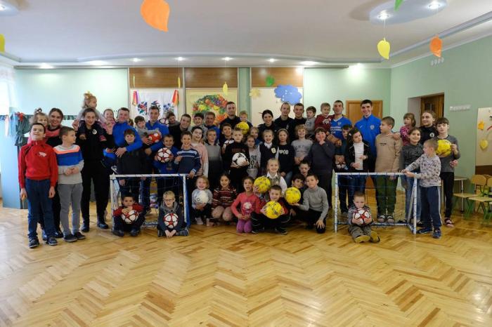 Найцінніший подарунок – радість спілкування та усмішки дітей