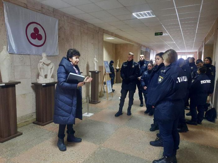 Екскурсії виставкою «Світочі людства»