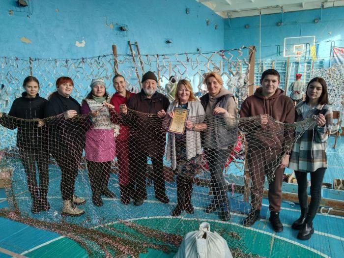 Навіть дідусь першокурсниці приєднався до плетіння маскувальних сіток
