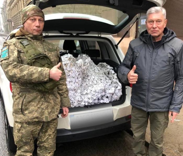 Військові отримали маскувальні сітки від курсантів ХНУВС