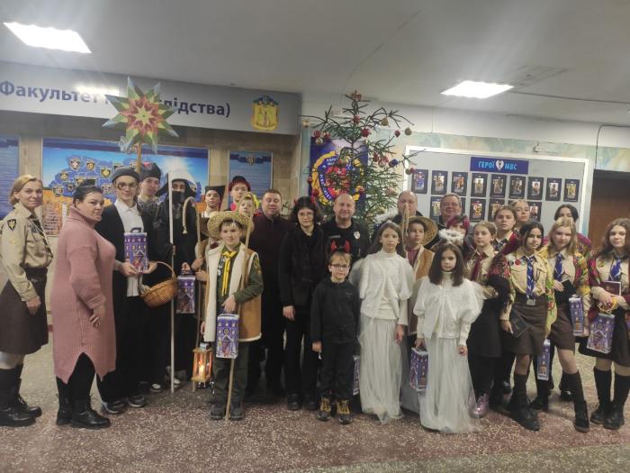 Пластовий Вертеп привітав із Різдвом курсантів ХНУВС на Хмельниччині