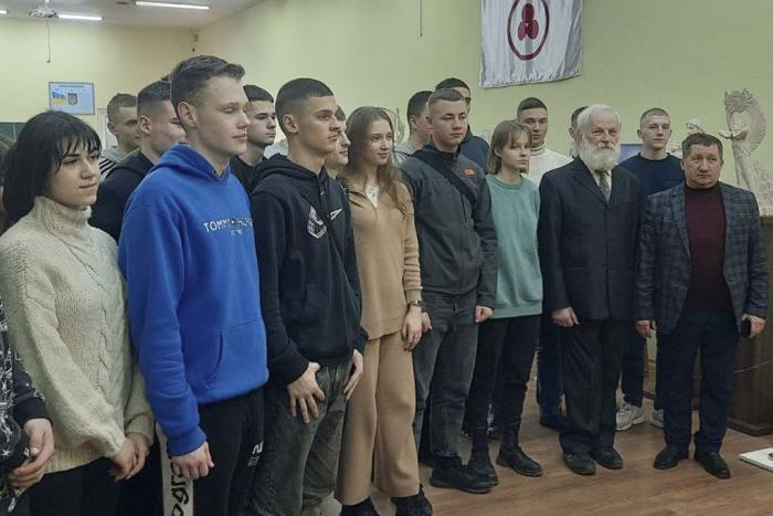 В університеті тривають екскурсії виставкою «Світочі людства» 