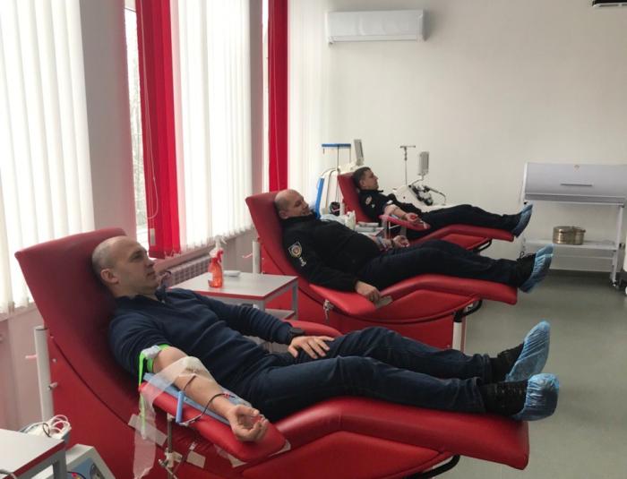 Власним прикладом закликаємо приєднатися до донації крові