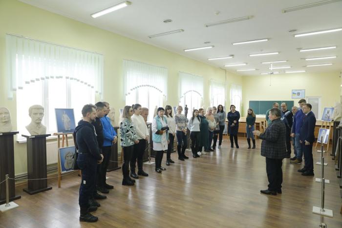 Екскурсії виставкою «Світочі людства»