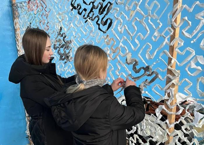 Волонтерський загін Сумської філії продовжує плести маскувальні сітки