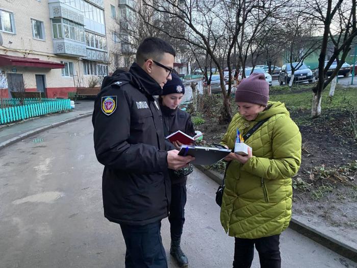 Курсанти ХНУВС разом із поліцейськими застерігають громадян від шахрайських схем
