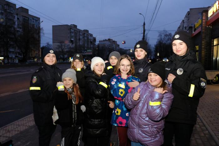 Стань помітним у темряві: курсанти ХНУВС та поліція Вінниччини закликали пішоходів одягати флікери