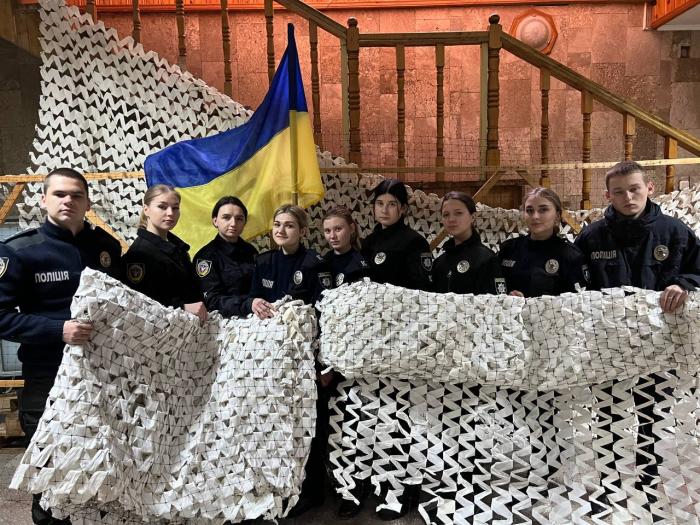 Курсанти виготовили чергову партію маскувальних сіток