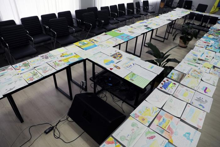 Майже 1000 малюнків й листів: діти підготували для бійців патріотичні послання